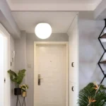 Plafonnier LED en forme de bulle de lumière dans une entrée