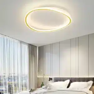 Plafonnier LED halo ovale doré installé dans une chambre moderne