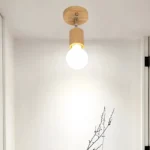 Plafonnier LED nordique simple avec support en bois rond, vue galerie minimaliste.
