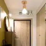 Plafonnier LED nordique simple avec support en bois rond, vue de galerie rapprochée.