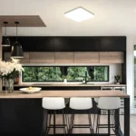 Plafonnier LED carré allumé dans une cuisine moderne